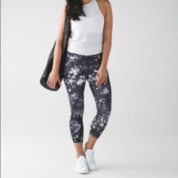 lululemon athletica Pants - Lululemon Wunder Under Crop (Hi-Rise) Dusk Tie Dye size 6